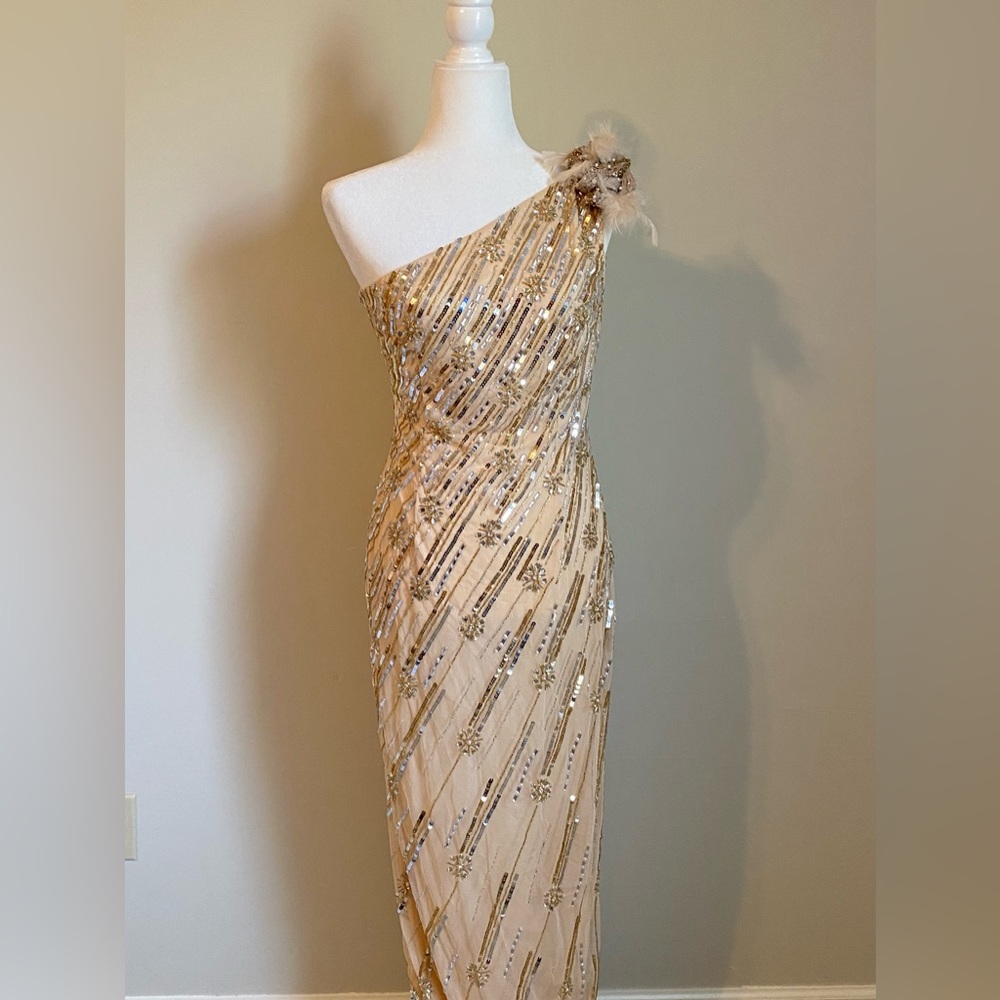 MAC DUGGAL
Gold Embellished Floral Detail One
Shoulder Gown